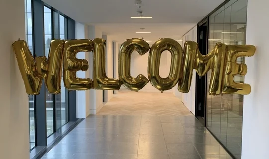 Balloons that say welcome 