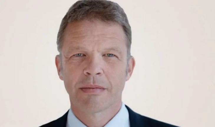 Deutsche Bank is cutting another €500m of costs, but also hiring MDs