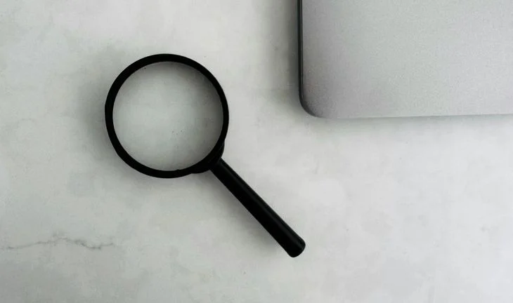 A magnifying class.
