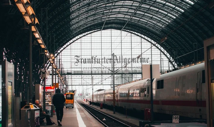 Junior bankers quit in Germany over hours, pay, return to office