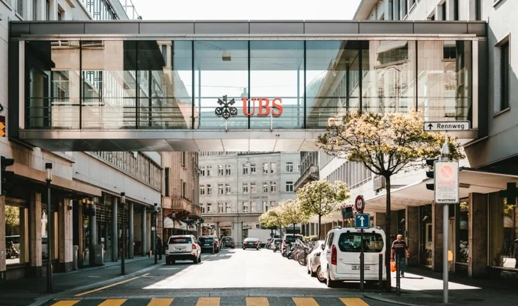 UBS seems to have given its bankers and traders a pay rise