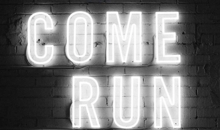 A sign that says come run