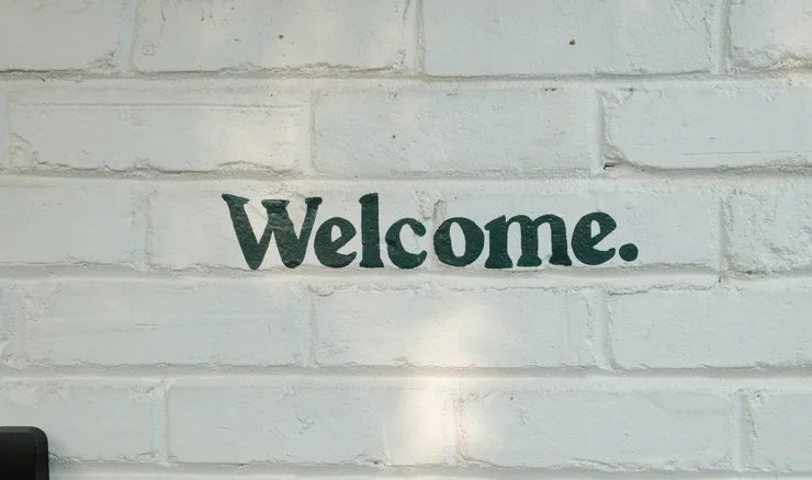 A sign that says welcome 
